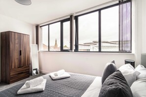 1 soverom, skrivebord, strykejern/-brett og wi-fi