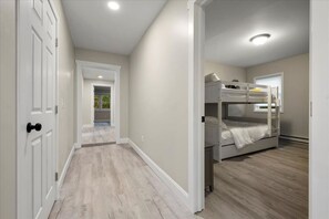 4 bedrooms, iron/ironing board, WiFi, bed sheets
