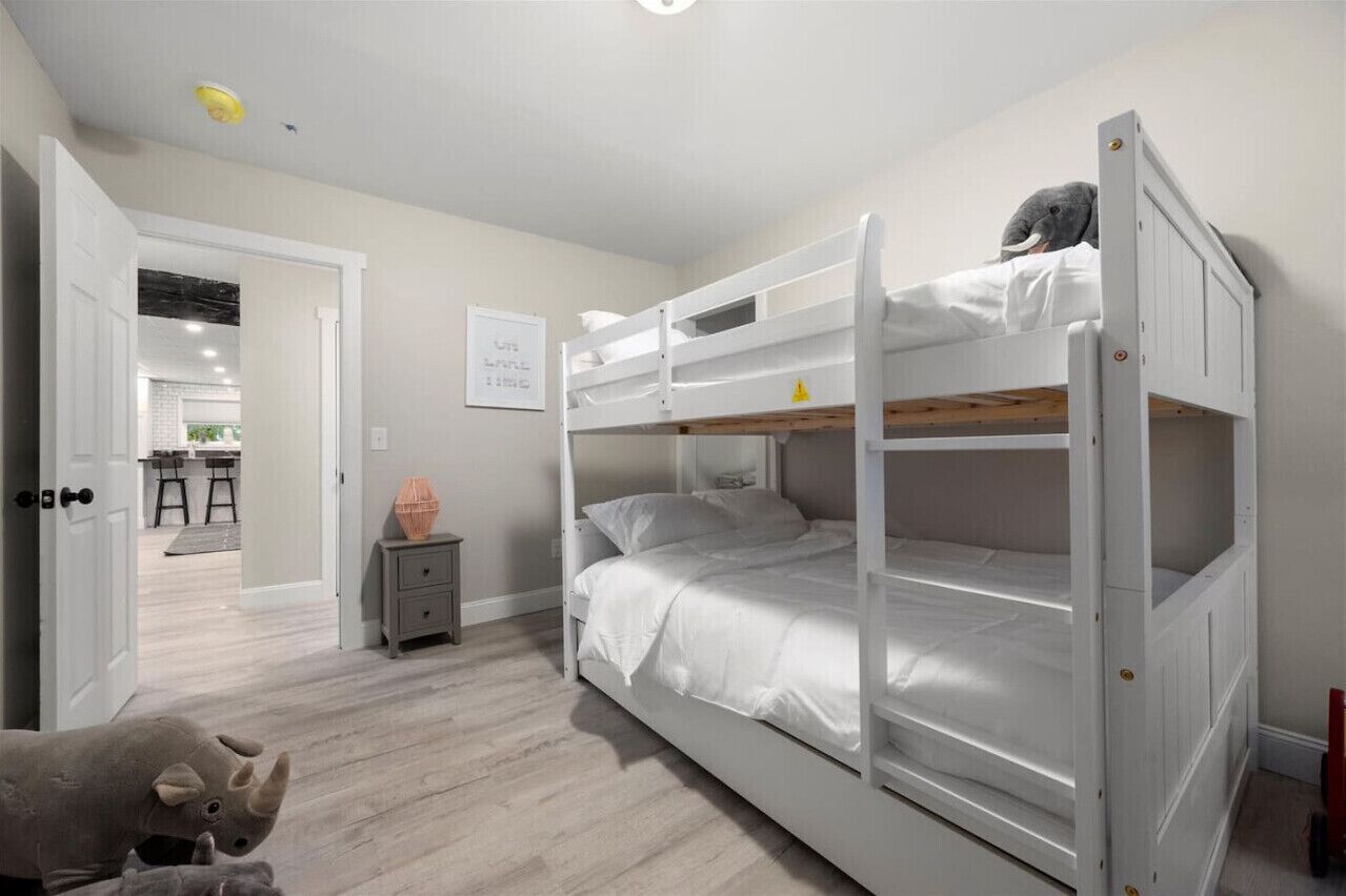 4 bedrooms, iron/ironing board, WiFi, bed sheets