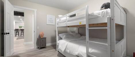 4 bedrooms, iron/ironing board, WiFi, bed sheets