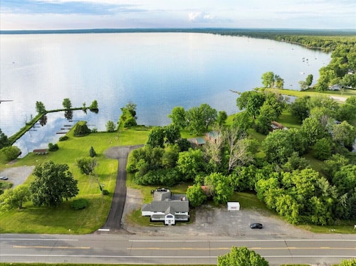 “Whitewaters-Main+Genoa” on Oneida Lake/Sleeps 19