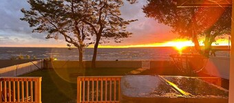 Park Combo | 6BR Waterfront | with Hot tub Sleeps 19!