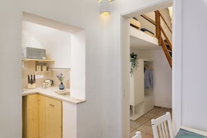 Apartamento | Cozinha privada | Geladeira, micro-ondas, cooktop, cafeteira/chaleira