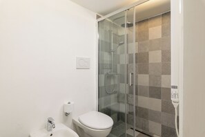 Departamento | Baño | Regadera, secadora de cabello, bidet, toallas 