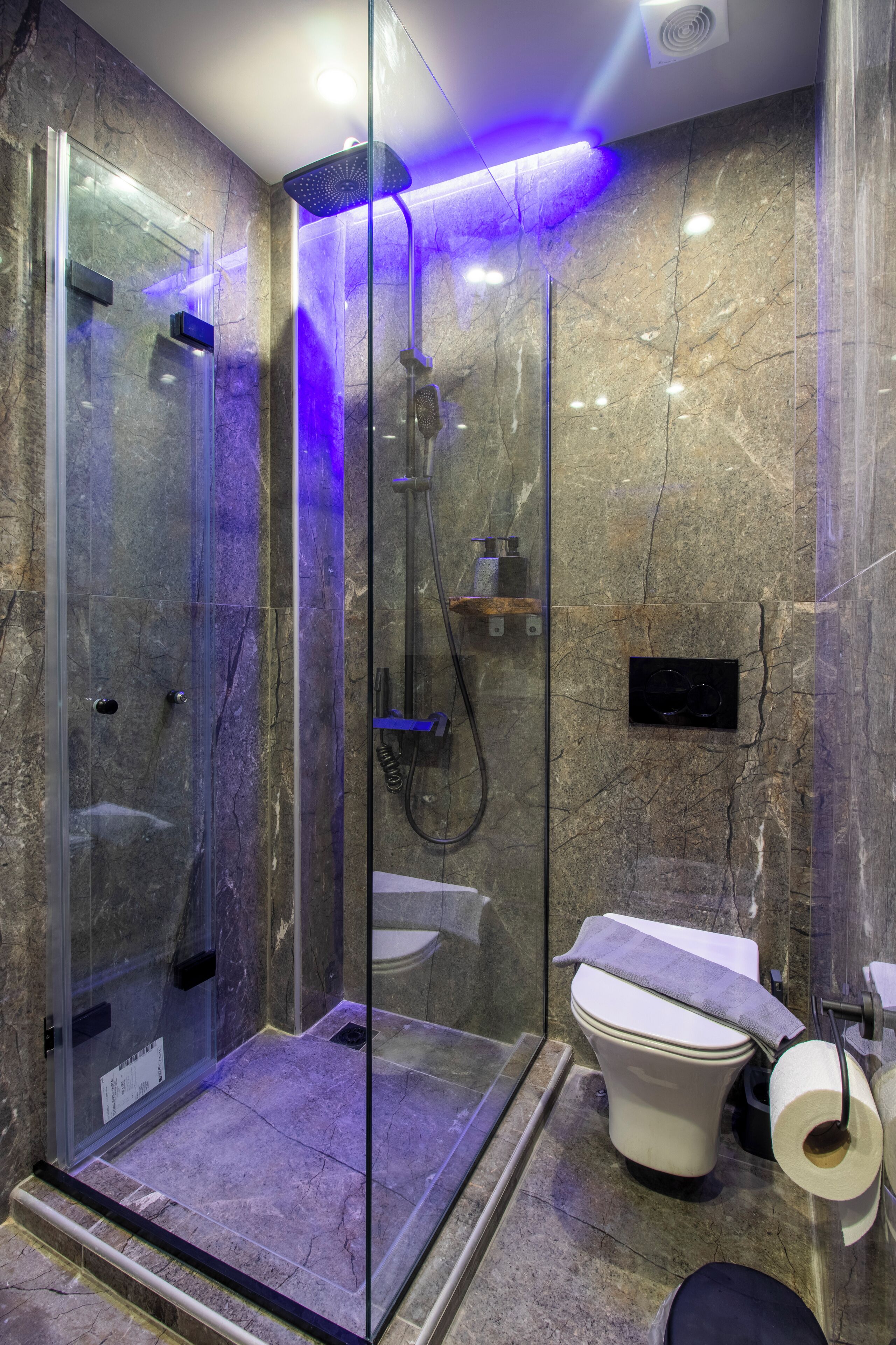 Douche, sèche-cheveux, serviettes fournies, savon