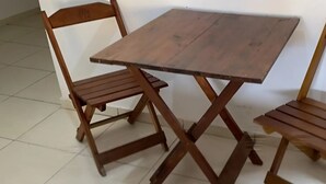Une petite table en bois avec deux chaises.