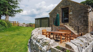 Cottage Tradisional, patio, pemandangan halaman | Didekorasi berbeda-beda dan dilengkapi dengan perabotan berbeda-beda