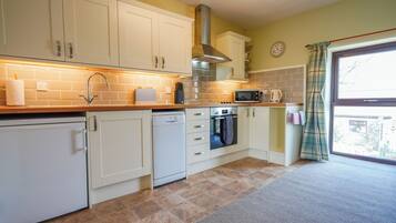 Cottage Tradisional, patio, pemandangan kebun | Dapur pribadi | Lemari es, microwave, oven, dan kompor