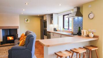 Tradisjonelt småhus, terrasse, bakgårdsutsikt | Eget kjøkken | Kjøleskap, mikrobølgeovn, ovn og kokeplater