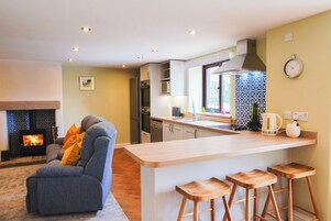 Hope Cottage | Private kitchen | Fridge, microwave, oven, stovetop