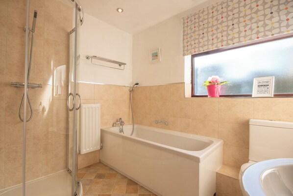 A bathroom with a bathtub, a shower, and a toilet. - Bolehill Farm Cottages (Bakewell)