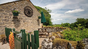 Tradisjonelt småhus, terrasse, bakgårdsutsikt | Individuelt dekorert, individuelt innredet og wi-fi (inkludert)