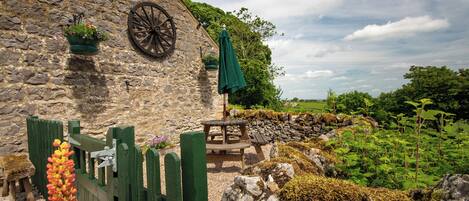 Cottage truyền thống, sân hiên, quang cảnh sân vườn | Trang trí khác biệt, trang bị nội thất với thiết kế riêng biệt