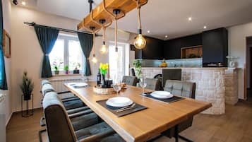 Appartement, 3 chambres | Restauration dans la chambre