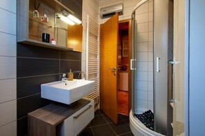 Studio | Bathroom