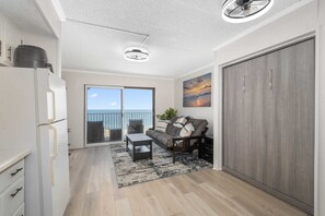 Televisión, chimenea, libros y oficina