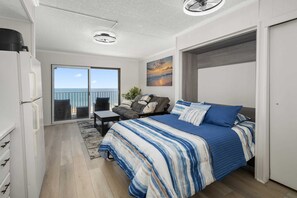 Escritorio, tabla de planchar con plancha, wifi y ropa de cama