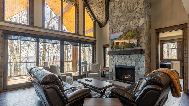 เคบิน, หลายเตียง, อ่างน้ำร้อน, วิวภูเขา (Grayling Lodge at Eagles Nest) | บริเวณนั่งเล่น