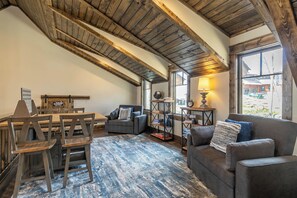 キャビン ベッド (複数台) スパ浴槽 マウンテンビュー (Grayling Lodge at Eagles Nest) | 内装