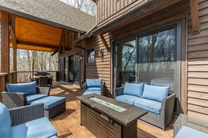 Ferienhütte, Mehrere Betten, Whirlpool, Bergblick (Grayling Lodge at Eagles Nest) | Speisen im Freien