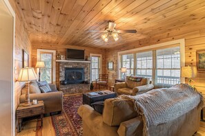 Cabaña, varias camas, patio, vistas a la montaña (Brookshire Cabin) | Zona de estar | Una chimenea