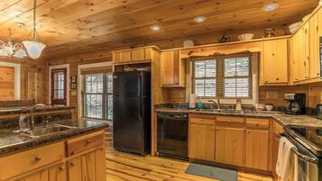 Cabin, Berbilang Katil, Patio, Mountain View (Brookshire Cabin) | Dapur peribadi | Pembancuh kopi/teh