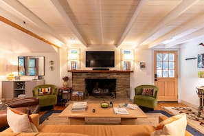 Cottage, 2 queensize bedden, bubbelbad, uitzicht op bergen (Anglers Cottage) | Woonruimte | Een open haard