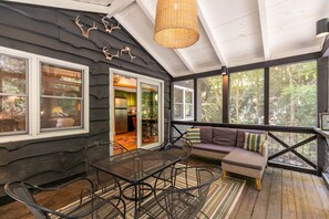 Casa de campo, 2 camas de matrimonio, bañera de hidromasaje, vistas a la montaña (Anglers Cottage) | Restaurante al aire libre