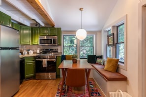 Cottage, 2 queensize bedden, bubbelbad, uitzicht op bergen (Anglers Cottage) | Privékeuken | Een koffiezetapparaat/waterkoker