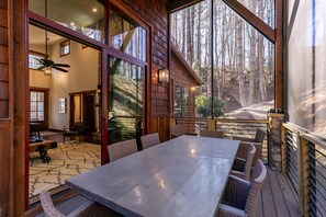 Cabana, várias camas, varanda, vista para a montanha (Doe Run Cottage at Eagles Nest) | Opções para refeição ao ar livre