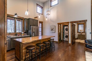 Hytte, flere senger, terrasse, fjellutsikt (Doe Run Cottage at Eagles Nest) | Innvendig