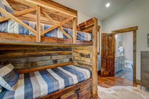 Cabana, várias camas, varanda, vista para a montanha (Doe Run Cottage at Eagles Nest) | 2 quartos, individualmente decorados, individualmente mobiliados