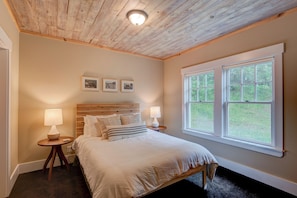 4 bedrooms, individually decorated, individually furnished, bed sheets - Orchard House (Banner Elk)