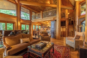 บ้านพัก, หลายเตียง, อ่างน้ำร้อน, วิวภูเขา (Big Bear Lodge at Eagles Nest) | บริเวณนั่งเล่น | เตาผิง