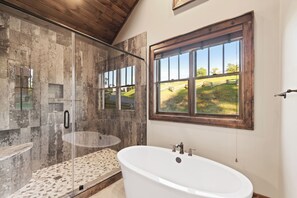 Designer toiletries, towels, toilet paper - Timberwolf Lodge at Eagles Nest (Banner Elk)