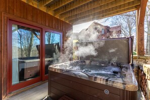 Ferienhaus, Mehrere Betten, Whirlpool, Bergblick (Timberwolf Lodge at Eagles Nest) | Außen-Whirlpool