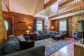 キャビン ベッド (複数台) パティオ マウンテンビュー (Grandfather Cabin) | リビング エリア | 暖炉