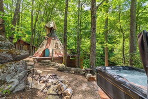 Chalet, Meerdere bedden, bubbelbad, uitzicht op bergen (Spirit Bear TeePee at Eagles Nest) | Outdoor spabad