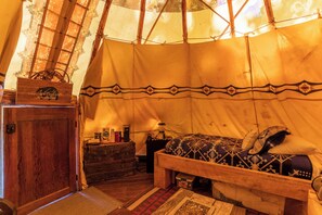 Chalet, Meerdere bedden, bubbelbad, uitzicht op bergen (Spirit Bear TeePee at Eagles Nest) | Spa