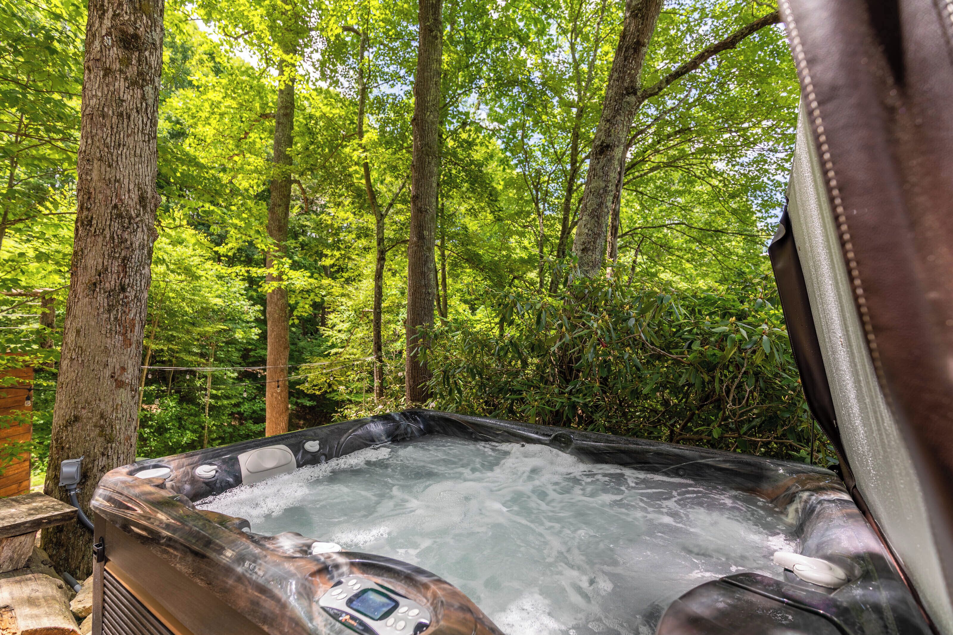 Nhà gỗ, nhiều giường, bồn tắm nước nóng, quang cảnh núi (Spirit Bear TeePee at Eagles Nest) | Bồn tắm spa ngoài trời