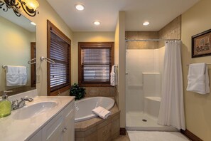 Casa, varias camas, patio, vista a la montaña (Fairway to Heaven) | Baño | Amenidades de baño de diseñador, toallas, papel de baño 