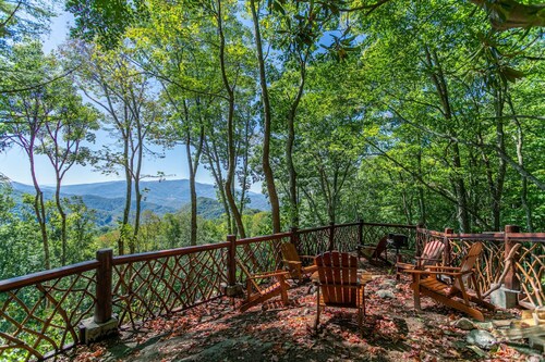 Glamping in Eagles Nest! Cedar Yurt With King Bed, TV, Wifi, Summer Concerts!