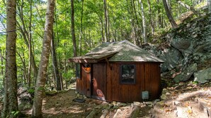 Property grounds - Glamping in Eagles Nest! Cedar Yurt With King Bed, TV, Wifi, Summer Concerts! (Banner Elk)