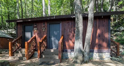 Glamping in Eagles Nest! Cedar Yurt With King Bed, TV, Wifi, Summer Concerts!