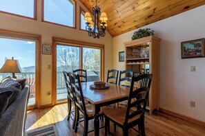 House, Multiple Beds, Hot Tub, Mountain View (Welcome Home) | Dining