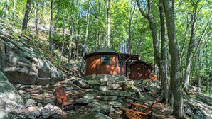 Property grounds - Glamping in Eagles Nest! Cedar Yurt With King Bed, TV, Wifi, Summer Concerts! (Banner Elk)