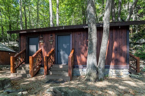 Glamping in Eagles Nest! Cedar Yurt With King Bed, TV, Wifi, Summer Concerts!