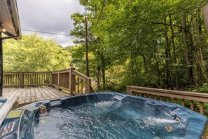 Hytte - flere senge - boblebad - bjergudsigt (Rivers Edge in Todd) | Udendørs spabad