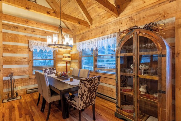Hus - flera sÀngar - bubbelpool - utsikt mot bergen (Jaybird Cottage) | Restauranger