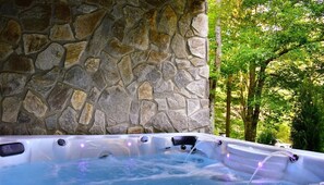 Maison, plusieurs lits, bain à remous, vue montagne (Jaybird Cottage) | Bain à remous extérieur